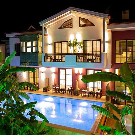 Cesmekes Otel Екстериор снимка